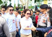 Ratusan Massa Kawal Pendaftaran Susi Sigar dan Perly Pandeiroth ke KPU Minahasa