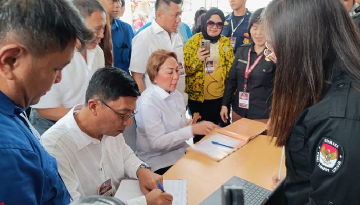 Dikawal Ribuan Relawan, Youla Mantik – Denny Kalangi Daftar ke KPU Minahasa