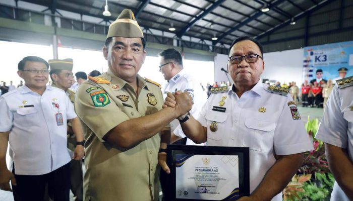 Gubernur YSK Berikan Penghargaan K3 Tahun 2026 Kepada Bupati Minahasa